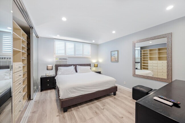 Building Photo - 11645 Montana Ave