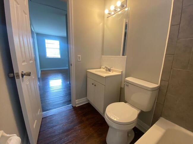 Building Photo - 2 Bedroom Apartment Near Downtown