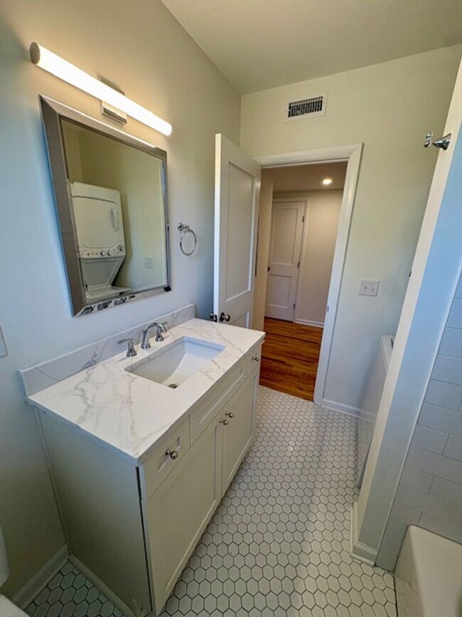 Building Photo - Newly Renovated Three Bedrooms Condo in South Windermere