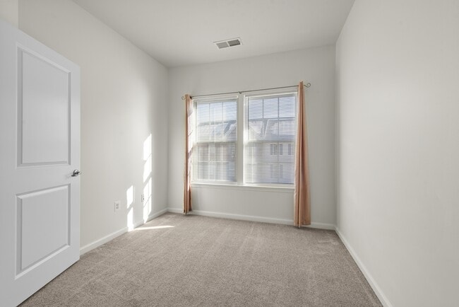 Building Photo - 712 White Walnut Ln