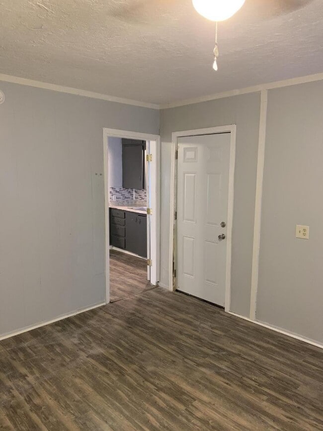 Building Photo - 512 Morrison Ave