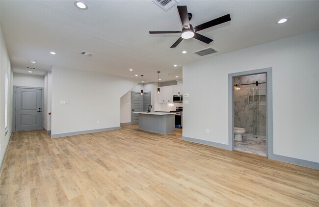 Building Photo - 837 S Victory Dr