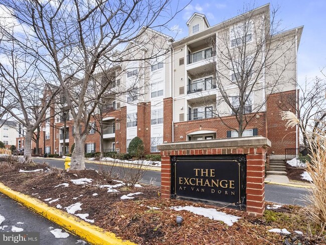 Building Photo - 4852 Eisenhower Ave