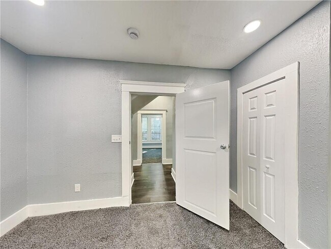 Building Photo - 735 Dill Ave SW