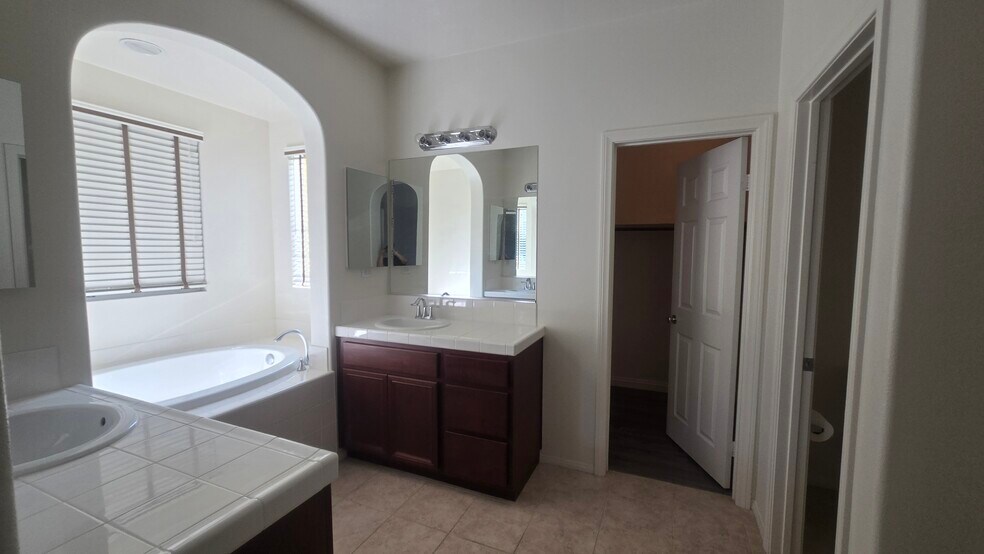 Master bath & walk-in closet - 146 Martindale Way