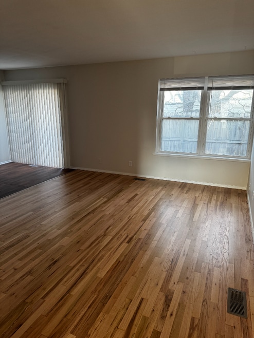 Building Photo - 609 E 5th St