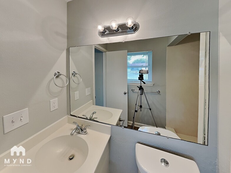 Building Photo - 14839 Greenvalley Dr