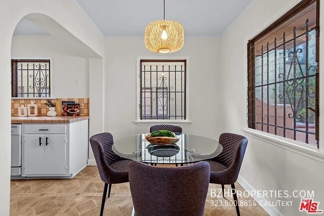 Building Photo - Charming Duplex in McCarthy Circle – Class...