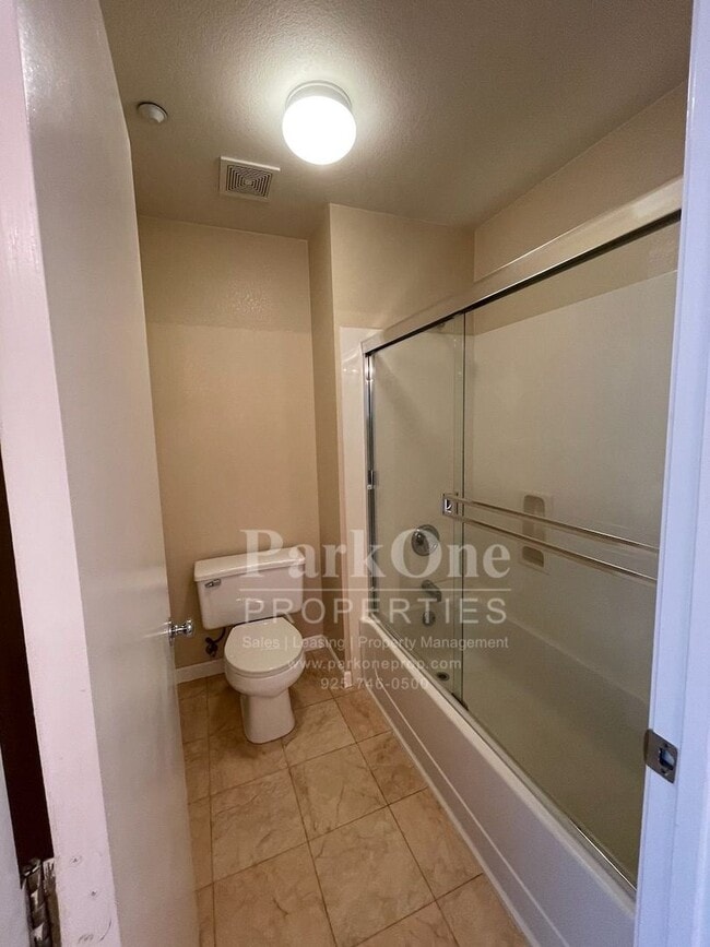 Building Photo - Great Townhouse in Livermore Available Now!