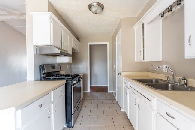 Building Photo - Cute 4 bedroom House