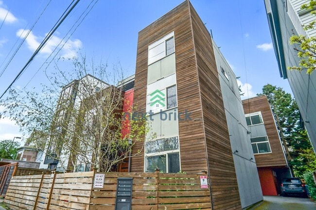 Building Photo - 2 BED & 1.5 BATH TOWNHOME FOR RENT