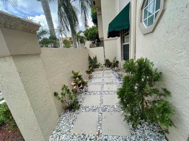 Building Photo - 6526 Via Regina
