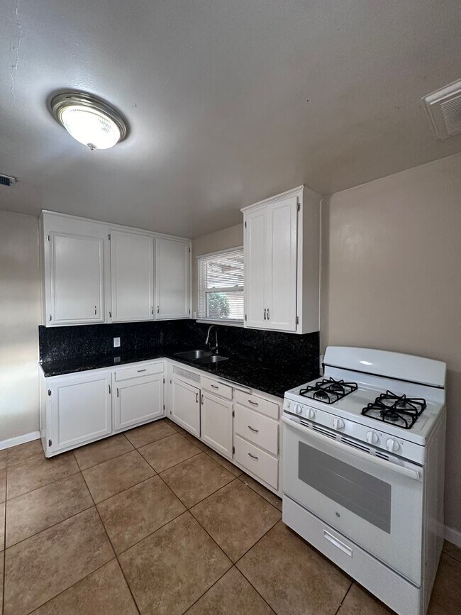 Building Photo - 2114 Brundage Ln