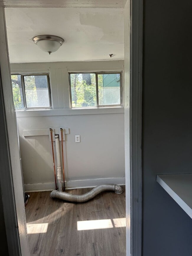 Building Photo - Classic Charm Meets Modern Comfort – 3BR/2BA Home