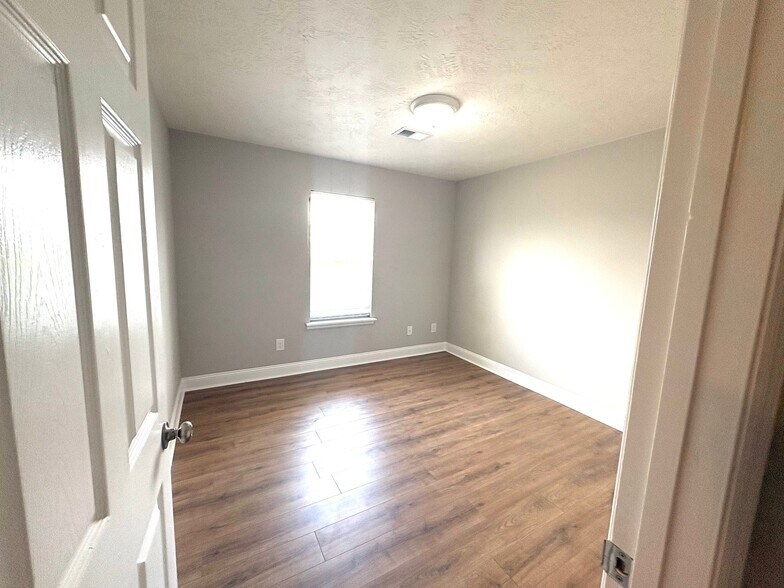 Building Photo - 2812 Cranbrook Dr