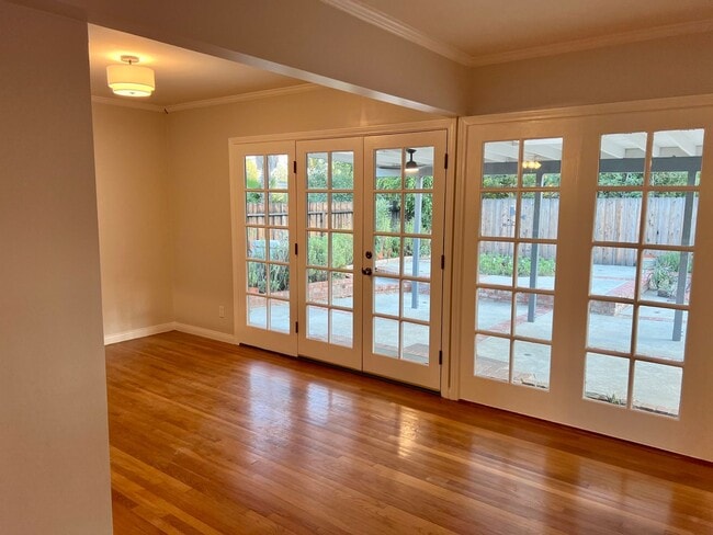 Building Photo - Spacious 3 Bedroom House with Private Gara...
