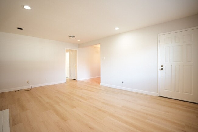 Building Photo - Charming Three Bedroom West Park Neighborh...