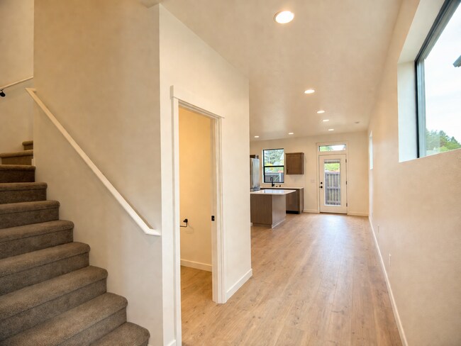 Building Photo - 10112 NE 45th Ct