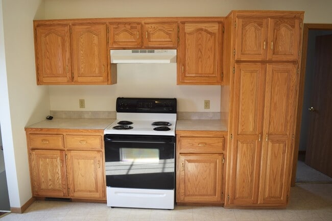 Building Photo - Spacious 3 bedroom, 2 bathroom duplex!