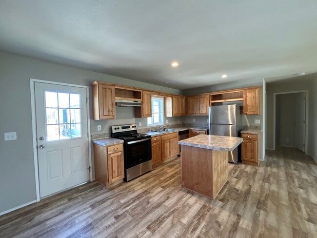 Building Photo - 223 SE 8th St