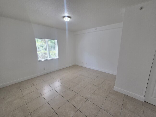 Building Photo - 3 Bedroom Townhome in West Palm Beach