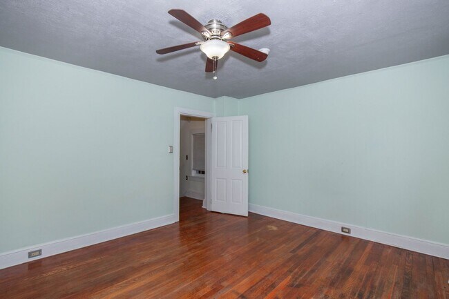 Building Photo - 2 Bedroom, 1.5 Bath, Duplex in Historic Martinsburg, WV