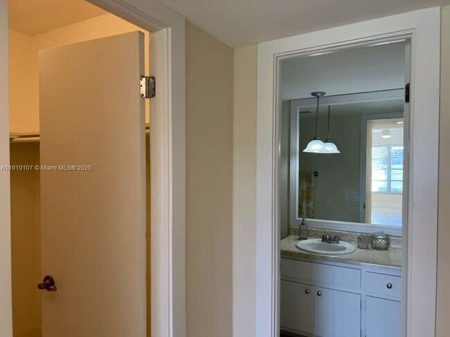 Building Photo - 2950 N Palm Aire Dr