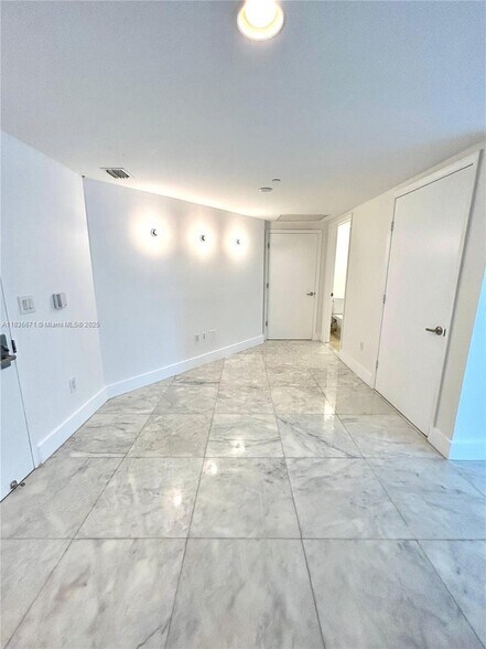 Building Photo - 475 Brickell Ave