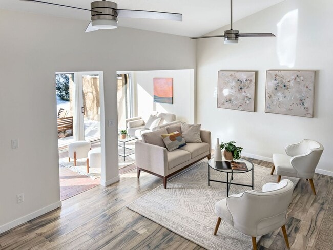 Building Photo - Beautifully Remodeled 3BD/2.5BA Spacious T...
