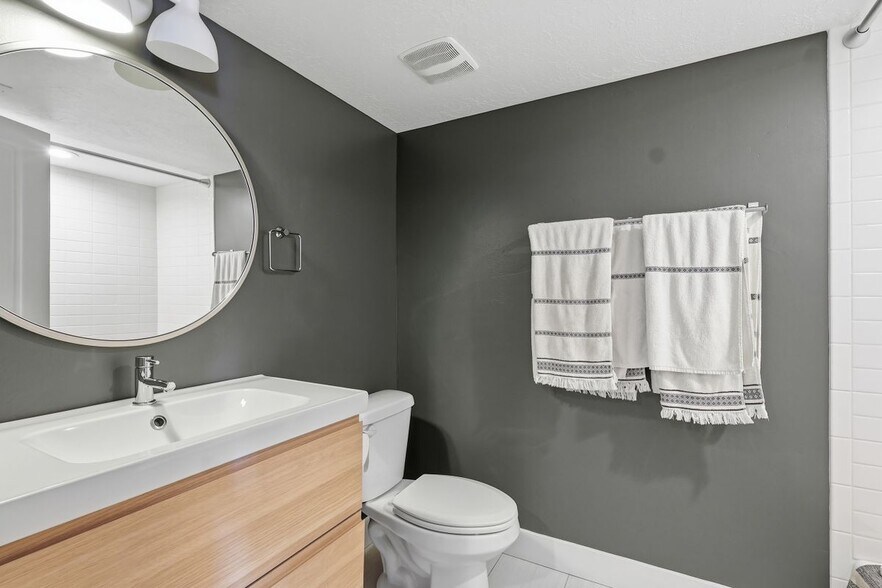 Building Photo - 1799 800 N