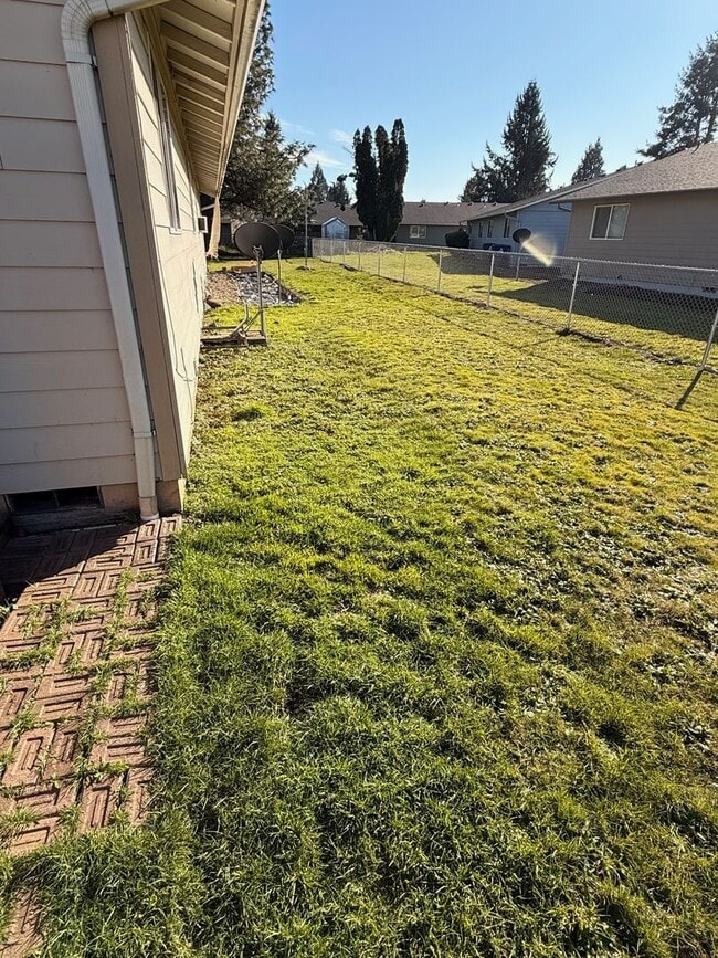 Building Photo - 00340-1554/1555 Wedgewood