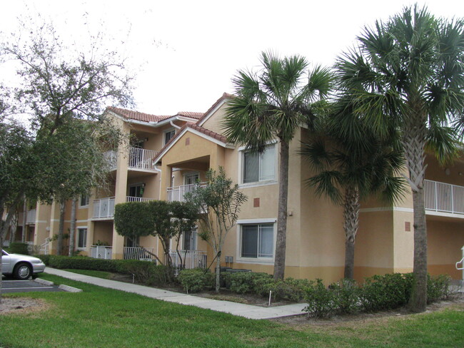 Building Photo - 131 SW Palm Dr