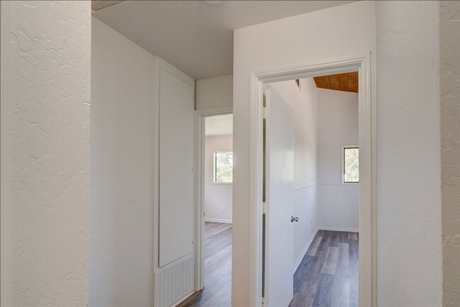 Building Photo - 633 E 4th Ave