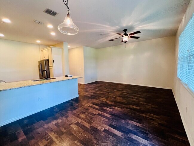 Building Photo - Gorgeous 3 bedroom, 2½ bath, 2 STORY townhome