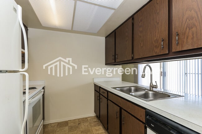 Building Photo - 5839 Troy Villa Blvd