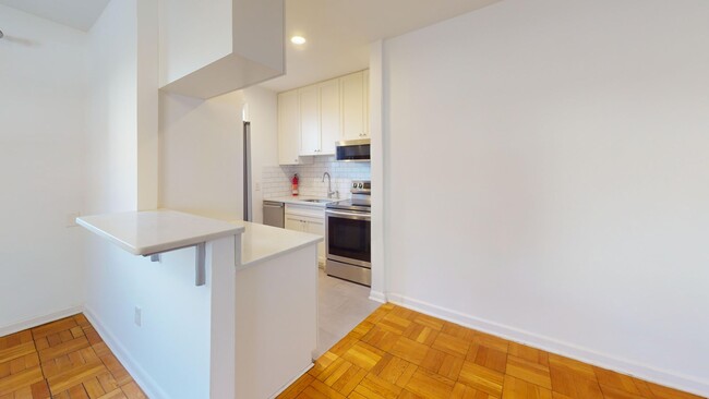 Building Photo - Quiet Glover Park One Bedroom W/Plenty of ...