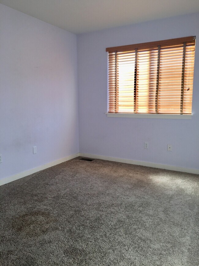 Building Photo - Gorgeous and Spacious Townhome in Waneka L...