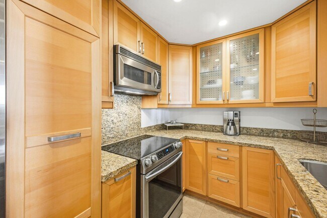 Building Photo - 6333 La Jolla Blvd