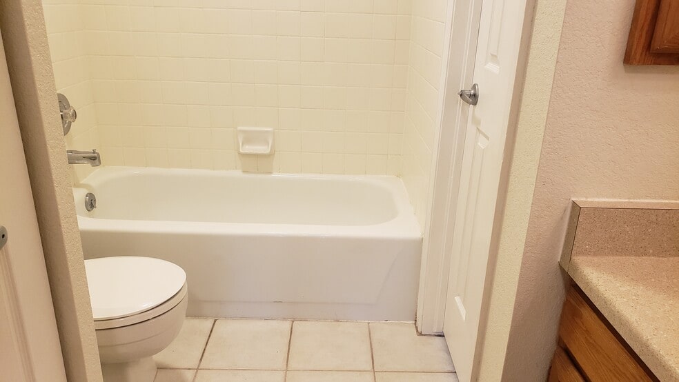 2nd Full Bath - 412 Owl Dr