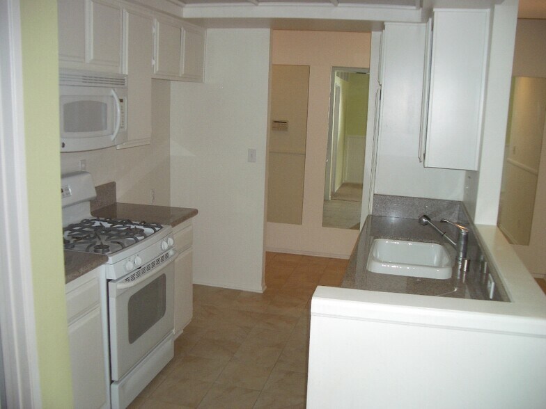 Building Photo - 7211 Cozycroft Ave
