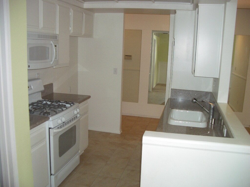 Building Photo - 7211 Cozycroft Ave