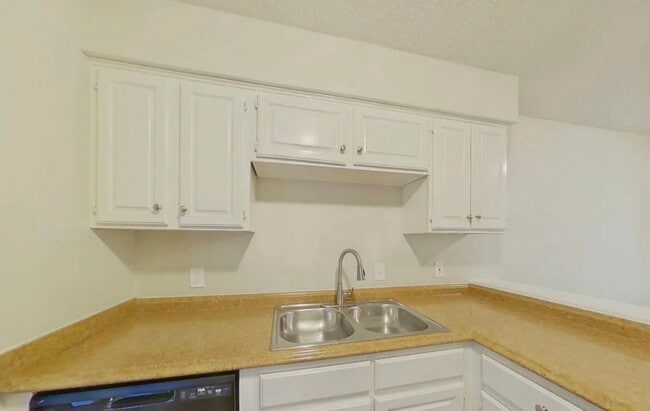 Building Photo - AVAILABLE NOW READY TO MOVE IN