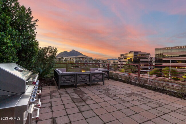 Building Photo - 7161 E Rancho Vista Dr