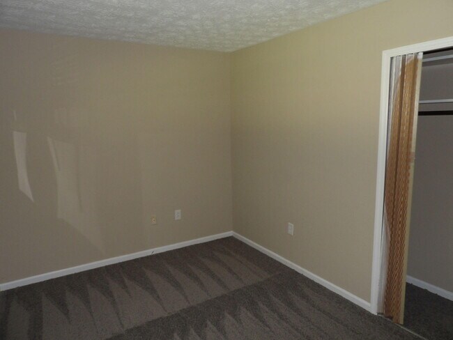 Building Photo - 248 Meadowview Dr