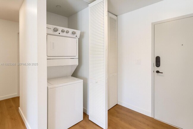 Building Photo - 1950 Fletcher St