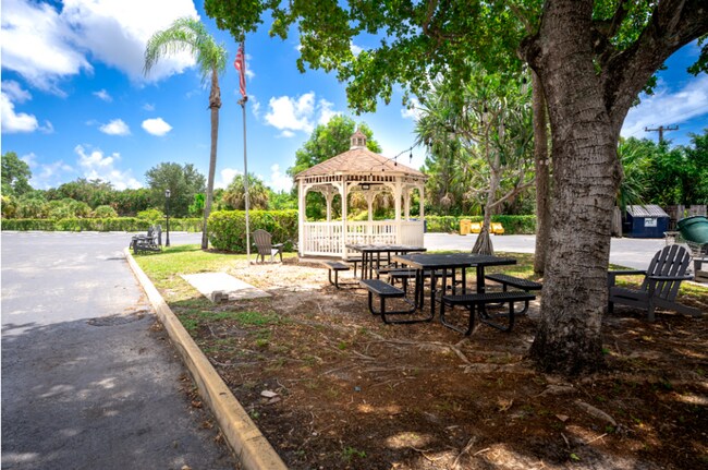 Building Photo - Spacious 2 Bedroom, 2 Bathroom Condominium...