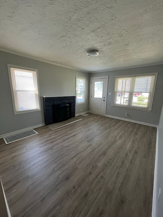 Building Photo - 3 Bedroom, 2 Bathroom Home With Garage Available for Pre-Lease!