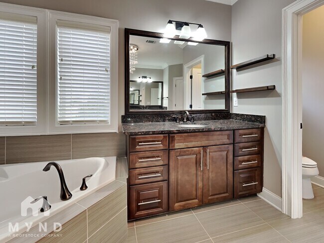 Building Photo - 2995 Manorview Ln