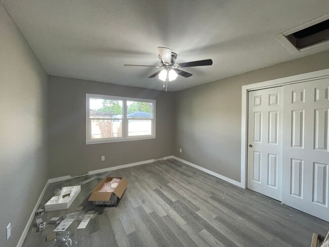 Building Photo - Updated and Located near Mercy Hospital!  ...