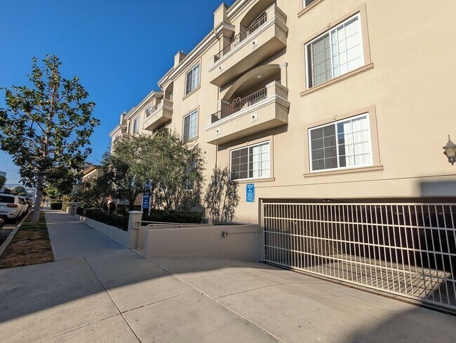 Building Photo - 1730 Colby Ave